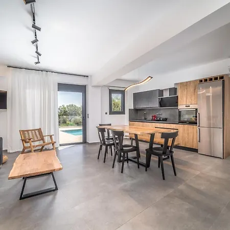 Nemesis Luxury * Apolpaina