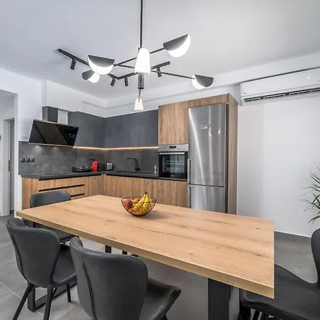 Nemesis Luxury Apartment Apolpaina