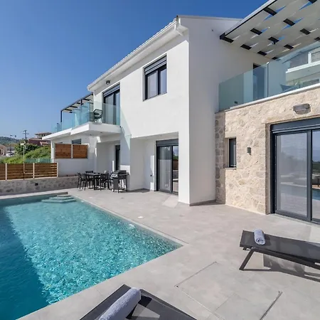 Nemesis Luxury Apartamento Apolpaina